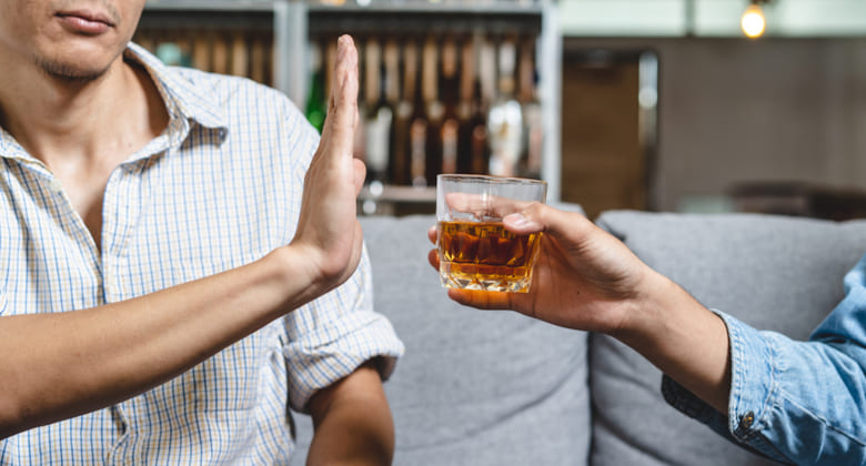 Мужчина отказывается от алкоголя